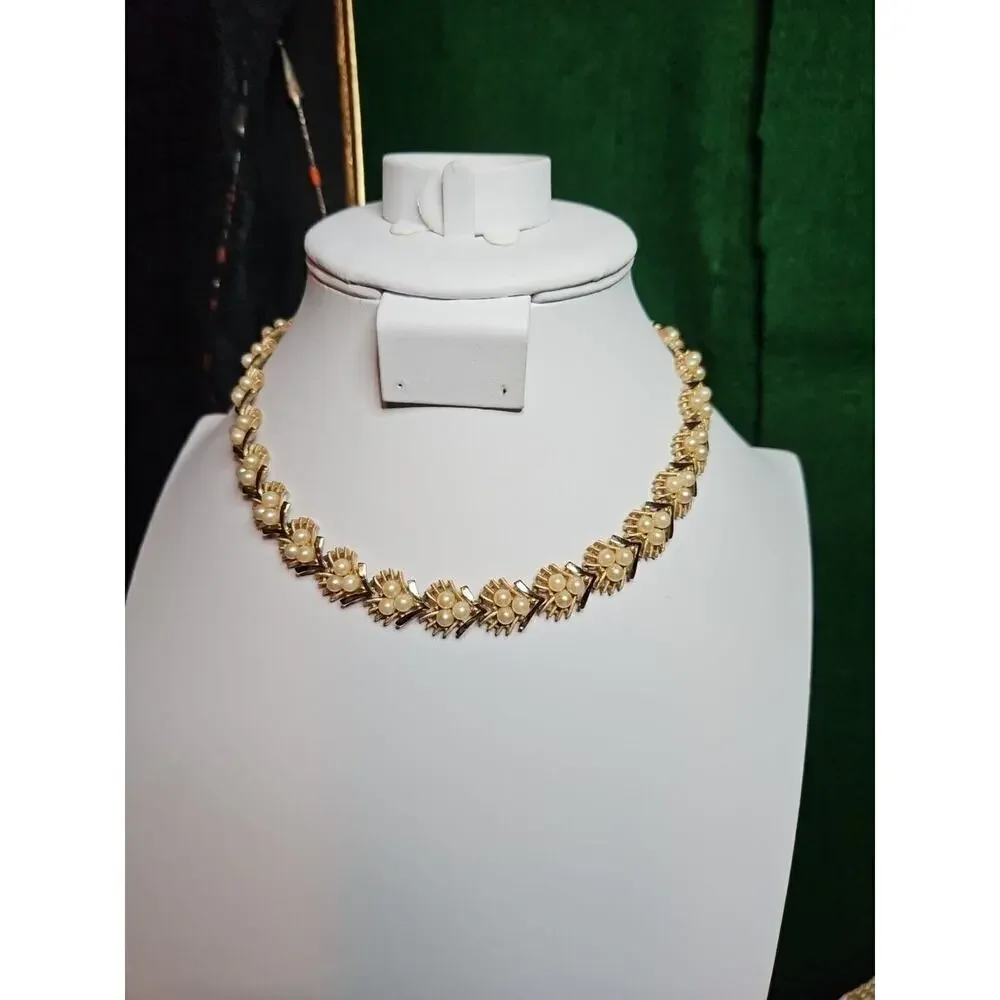 VINTAGE CROWN TRIFARI SIGNED FAUX PEARL BRUSHED AND GOLD TONE NECKLACE - Picture 2 of 13